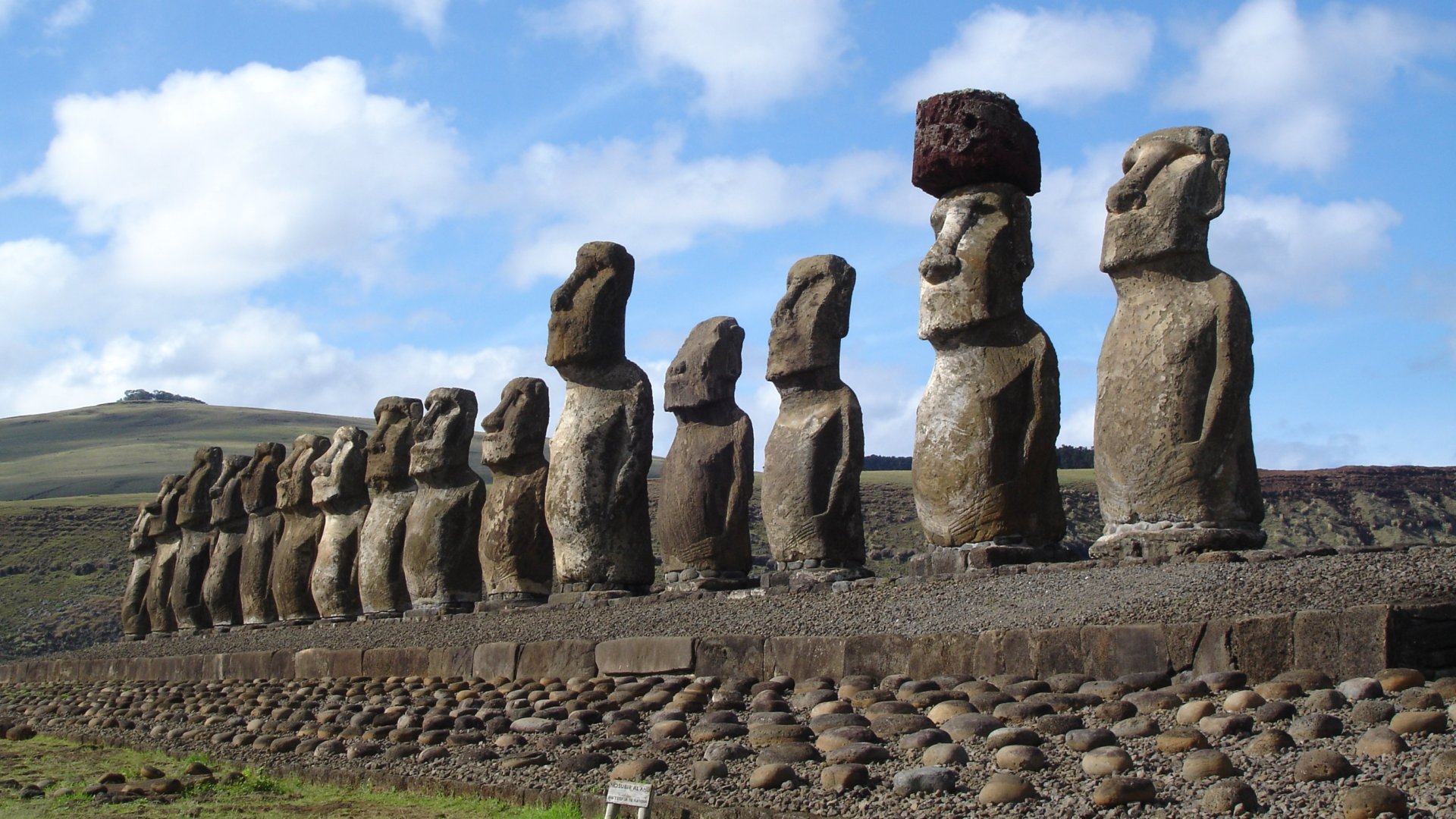 1722: Europeans Discover Easter Island (Rapa Nui) and its Monumental Statues