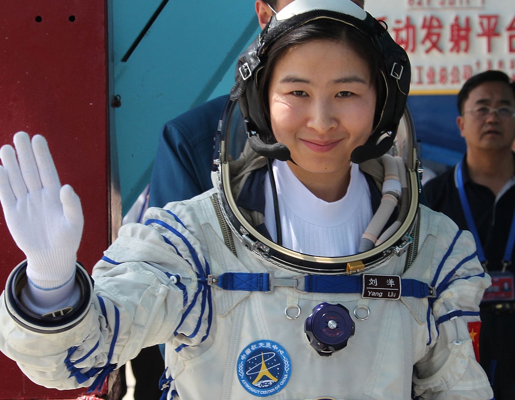 Самая 1 женщина в космосе. Женщина космос. Китайские космонавты.