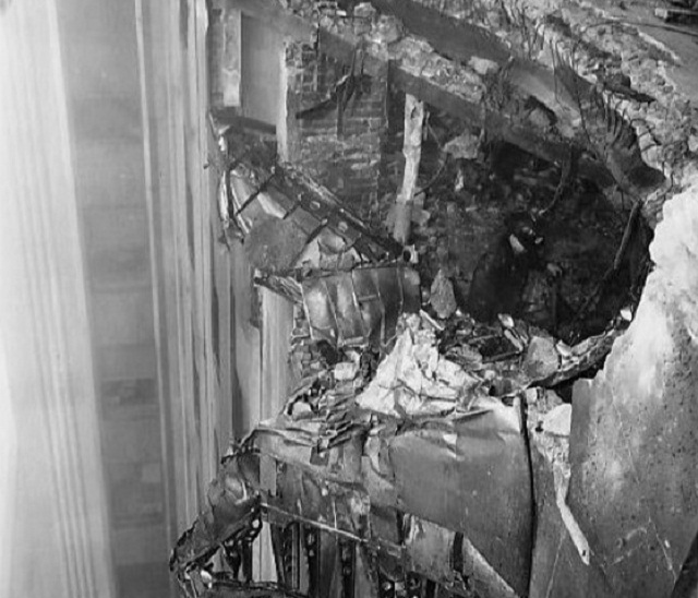 1945: B-25 Bomber Flying through Thick Fog Crashes into the Empire State Building, Killing 14 People