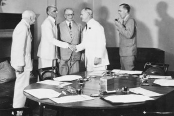 1947: Radcliffe Line Drawn between India and Pakistan