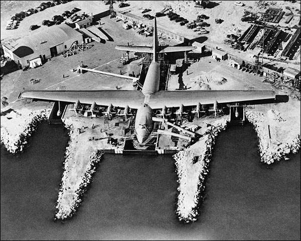 1947: Howard Hughes Takes Off in the Largest Plane in History