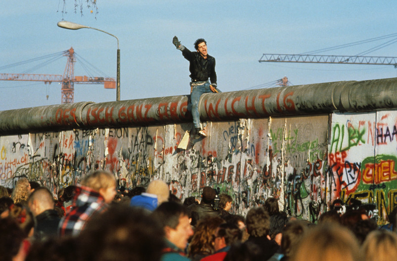 1989: Fall of the Berlin Wall