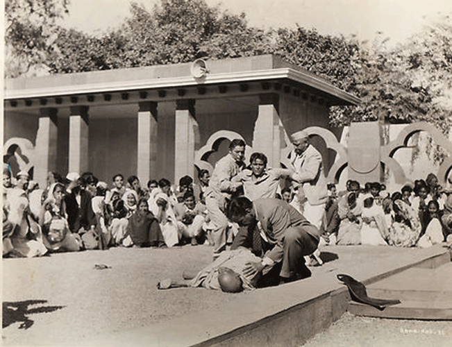 1948: Why was the Peacemaker Gandhi Shot?