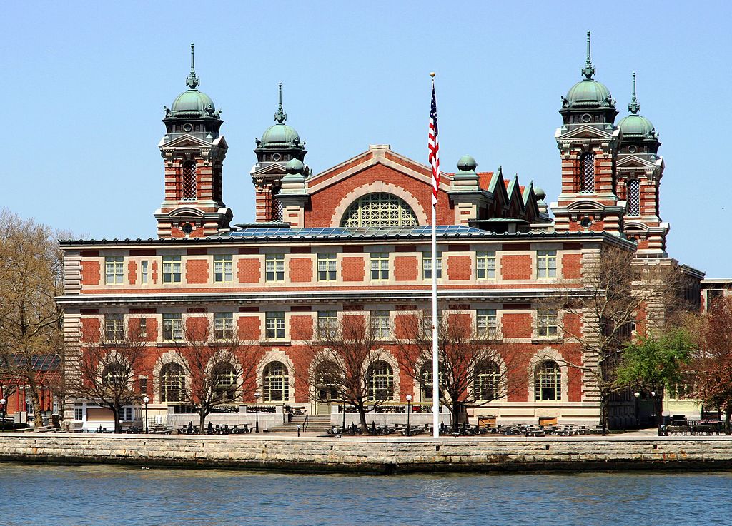 1907: Ellis Island – The Gateway to a Better Future?