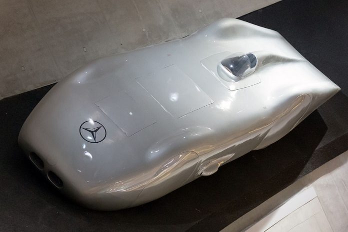 Mercedes breaks the world speed record