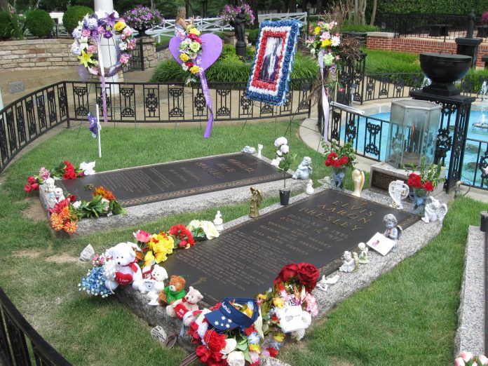 The unfortunate funeral of Elvis Presley near Graceland – 1977.