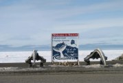 Whales trapped in ice in northern Alaska discovered – 1988